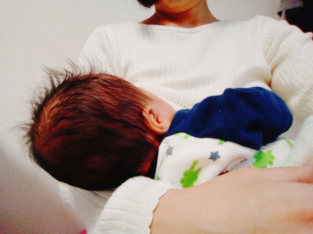 ジニエブラとヴィアージュ、授乳のやり方の違い